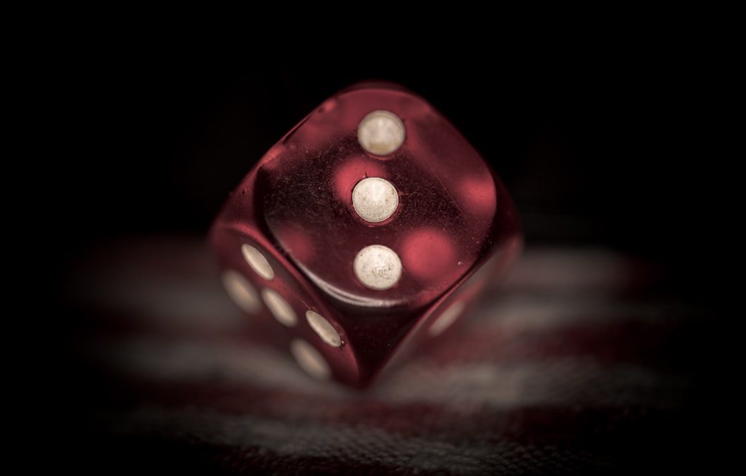 Satu dadu merah dalam cahaya redup