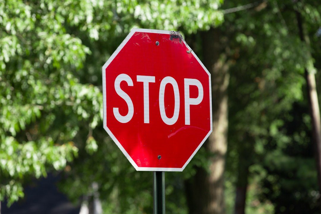 Rambu STOP di antara pepohonan