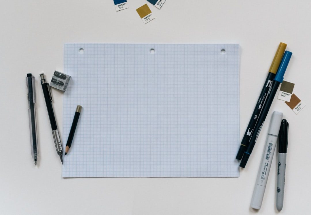 Kertas berpetak dengan pulpen dan spidol