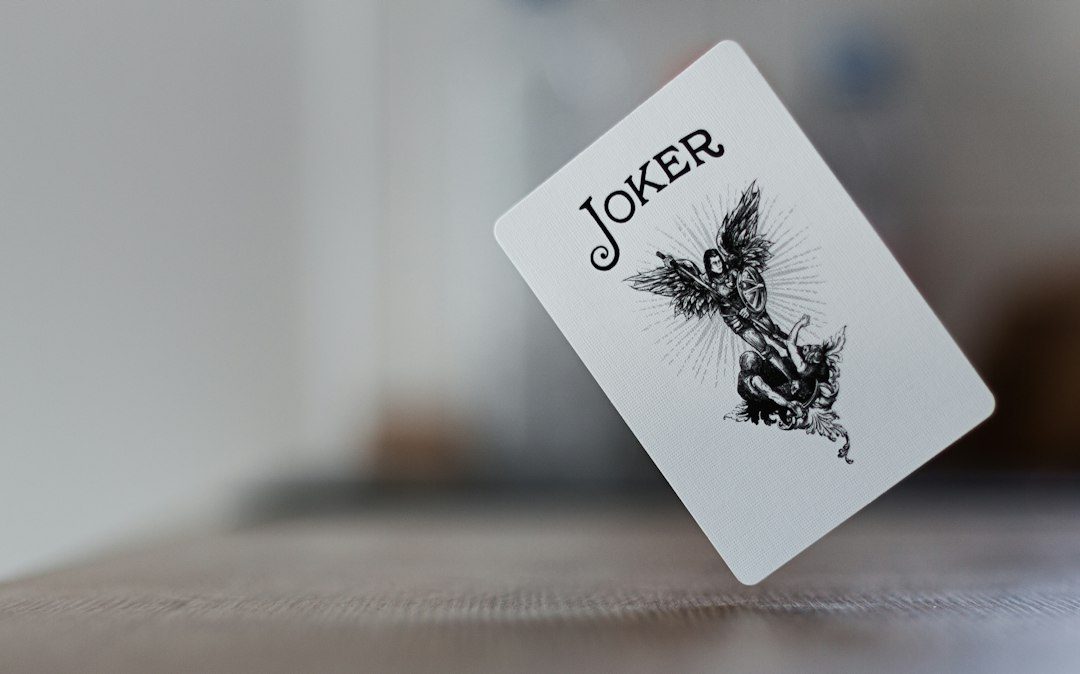 Kartu joker berdiri di atas meja