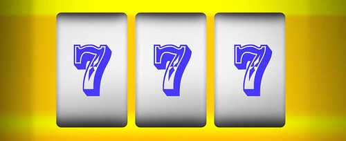 Tiga angka 7 berjajar di gulungan slot