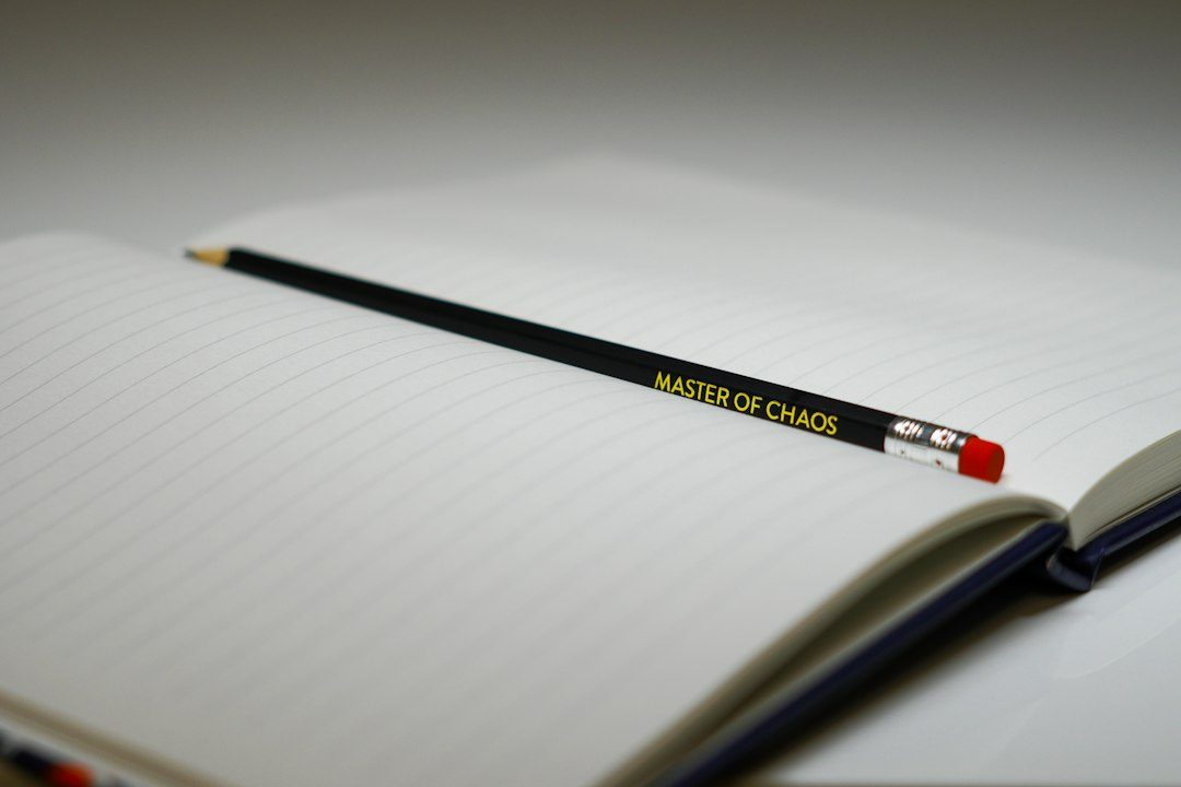 Pensil di atas buku catatan terbuka