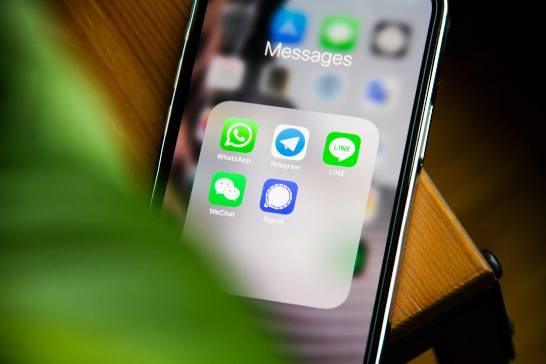 Layar ponsel menampilkan folder aplikasi pesan