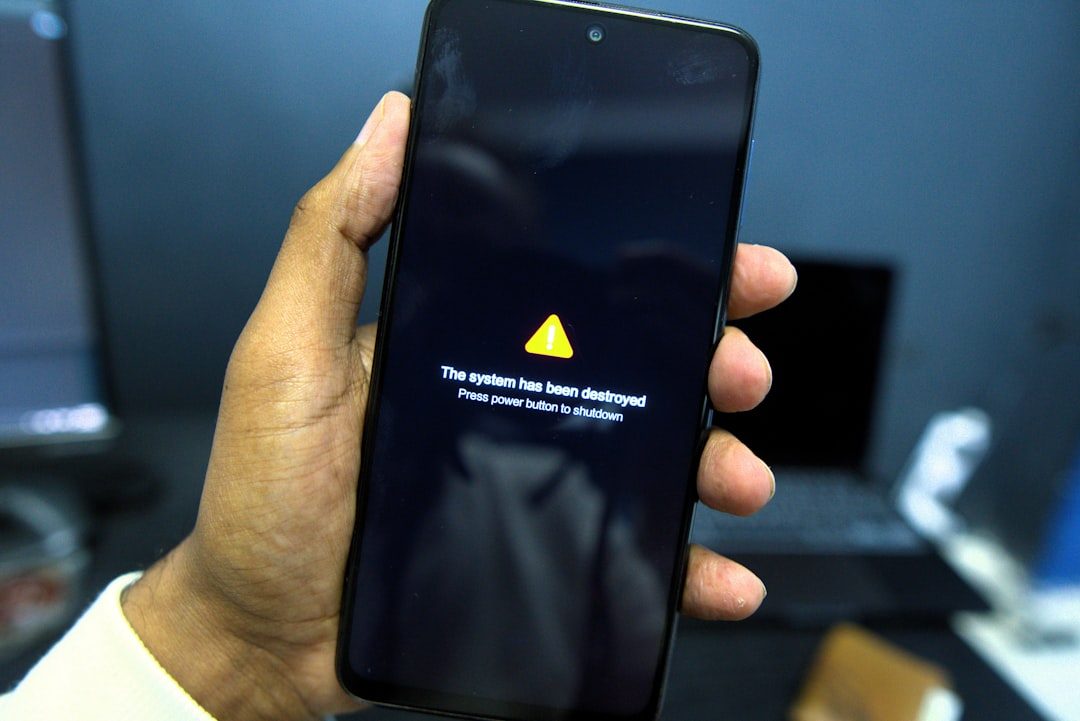 Ponsel menampilkan pesan peringatan sistem