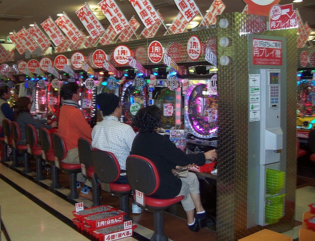 Deretan mesin pachinko di ruang permainan Jepang