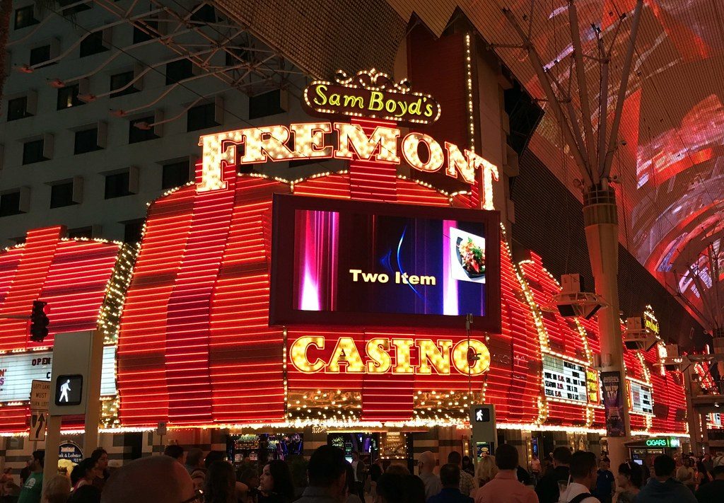 Kasino Fremont dengan lampu merah menyala