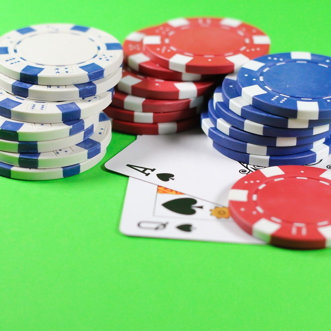 Chip poker merah dan biru di atas kartu as