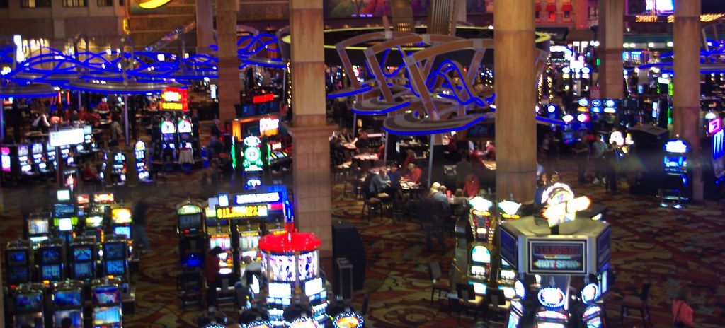 Lantai kasino penuh mesin slot dari atas