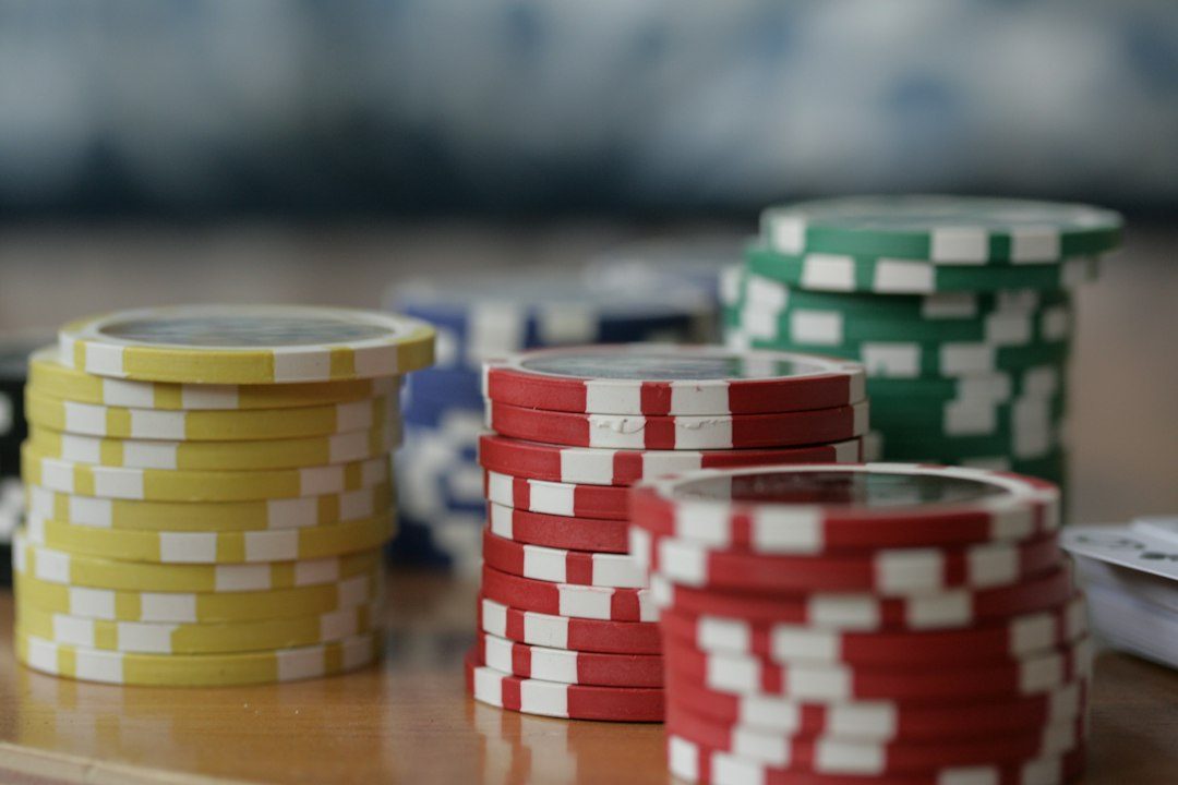 Tumpukan chip kasino kuning, merah, dan hijau