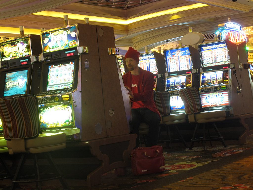 Deretan mesin slot di lantai kasino
