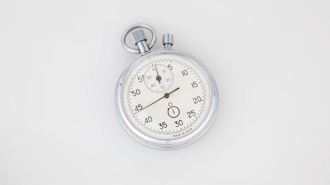 Stopwatch analog di latar putih